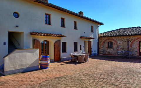 Fornacino: Eigendom, Venster, Lucht, Fabriek, Blauw, Azure, Gebouw, Huis, Muur, Deur