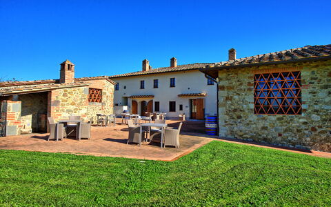 Fornacino: Lucht, Gebouw, Fabriek, Venster, Azure, Land Lot, Tafel, Gras, Hout, Verblijf