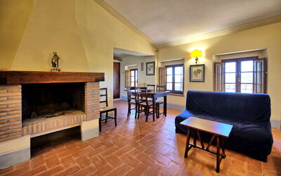 Fornacino 3: Tafel, Meubilair, Eigendom, Hout, Woonkamer, Interieur Ontwerp, Bankstel, Architectuur, Flooring, Venster