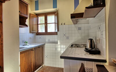 Fornacino 4: Kraan, Wastafel, Cabinetry, Countertop, Gootsteen, Loodgieterswerkinrichting, Gebouw, Keuken, Hout, Interieur Ontwerp