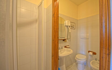 Il Frantoio: Kamer, Eigendom, Badkamer, Huis, Architectuur, Onroerend Goed, Loodgieterswerkinrichting, Gebouw, Huis, Verdieping