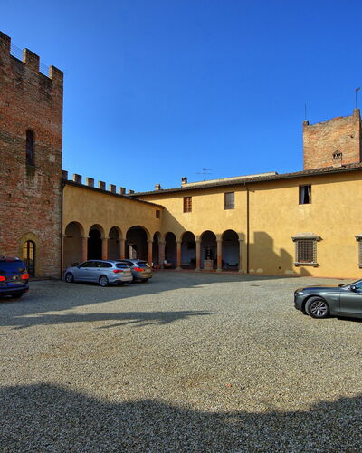 Certaldo: Dorf\, Blauw, Eigendom, Gebouw, Voertuig, Auto, Luxevoertuig, Muur, Architectuur, Menselijke Nederzetting