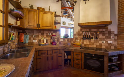 Villa Amadeo: Countertop, Cabinetry, Kamer, Meubilair, Eigendom, Keuken, Interieur Ontwerp, Gebouw, Huis, Verdieping