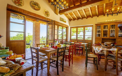 Villa Amadeo: Kamer, Gebouw, Eigendom, Interieur Ontwerp, Meubilair, Tafel, Eetkamer, Onroerend Goed, Huis, Restaurant