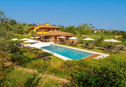 Villa Amadeo: Lucht, Water, Fabriek, Zwembad, Natuurlijk Landschap, Schaduw, Rechthoek, Gebouw, Buitenmeubels, Arecales