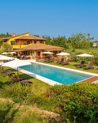 Villa Amadeo: Lucht, Water, Fabriek, Zwembad, Natuurlijk Landschap, Schaduw, Rechthoek, Gebouw, Buitenmeubels, Arecales