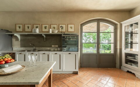 Villa Danilo: Countertop, Cabinetry, Meubilair, Eigendom, Toestel Van De Keuken, Fornuis, Keuken, Huishoudapparatuur, Hout, Interieur Ontwerp