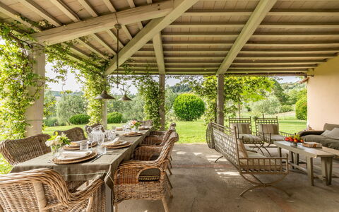 Villa Danilo: Meubilair, Fabriek, Tafel, Eigendom, Stoel, Verlichting, Schaduw, Buitenmeubels, Architectuur, Interieur Ontwerp