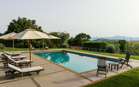 Villa Danilo: Water, Fabriek, Lucht, Eigendom, Meubilair, Zwembad, Gebouw, Boom, Buitenmeubels, Schaduw