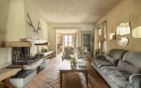 Villa Danilo: Meubilair, Eigendom, Fotolijst, Tafel, Bankstel, Hout, Fabriek, Gebouw, Woonkamer, Interieur Ontwerp