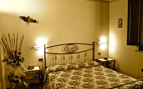 Sanguineto: Bed, Slaapkamer, Kamer, Meubilair, Bed Frame, Laken, Eigendom, Bedding, Interieur Ontwerp, Muur