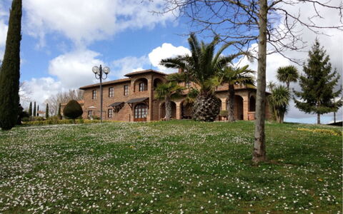 Sanguineto: Wolk, Lucht, Fabriek, Bloem, Gebouw, Boom, Natuurlijk Landschap, Huis, Land Lot, Vegetation