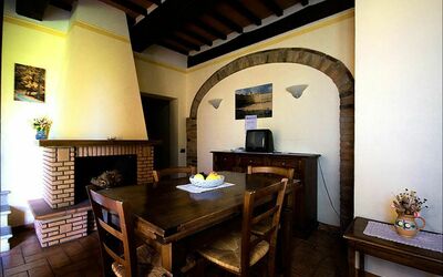 Cipresso: Kamer, Eigendom, Gebouw, Interieur Ontwerp, Huis, Meubilair, Onroerend Goed, Architectuur, Plafond, Tafel