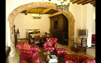 Alice: Kamer, Woonkamer, Eigendom, Interieur Ontwerp, Meubilair, Gebouw, Huis, Architectuur, Boog, Huis