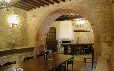 Laura: Gebouw, Heilige Plaatsen, Eigendom, Kamer, Boog, Architectuur, Interieur Ontwerp, Meubilair, Vault, Restaurant