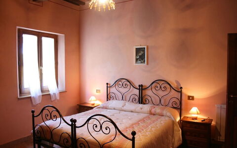 Fattoria le Chianacce: Slaapkamer, Bed, Kamer, Meubilair, Laken, Bed Frame, Eigendom, Bedding, Interieur Ontwerp, Muur