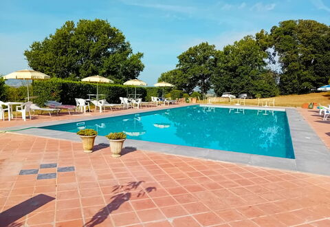 Fattoria le Chianacce: Water, Lucht, Fabriek, Gebouw, Zwembad, Azure, Boom, Buitenmeubels, Wolk, Stoel