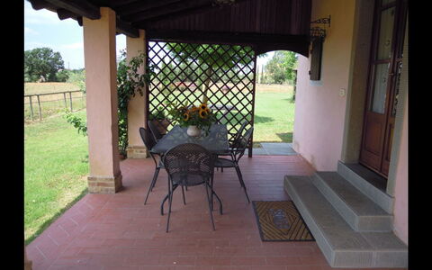 Fattoria la Gabola: Eigendom, Patio, Kamer, Backyard, Gebouw, Veranda, Werf, Huis, Meubilair, Outdoor Structuur