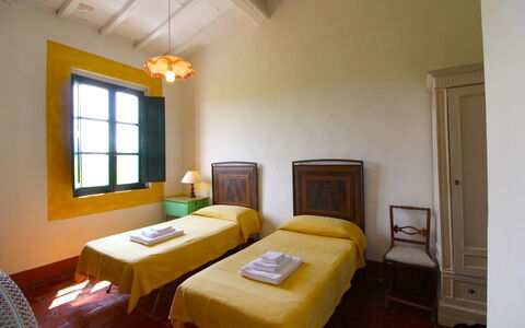 Santa Vittoria: Kamer, Meubilair, Bed, Eigendom, Slaapkamer, Interieur Ontwerp, Bed Frame, Laken, Gebouw, Verdieping