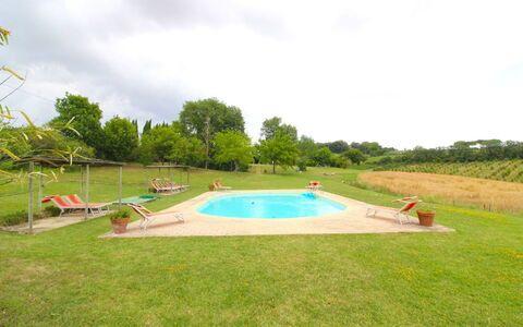 Santa Vittoria: Wolk, Lucht, Fabriek, Water, Boom, Natuurlijk Landschap, Schaduw, Land Lot, Zwembad, Gras