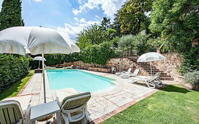 Fonte Del Castagno: Water, Fabriek, Wolk, Meubilair, Eigendom, Lucht, Zwembad, Paraplu, Stoel, Buitenmeubels