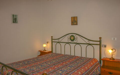 Pozzonovo: Bed, Slaapkamer, Bedding, Meubilair, Laken, Linens, Interieur Ontwerp, Bed Frame, Verdieping, Kamer