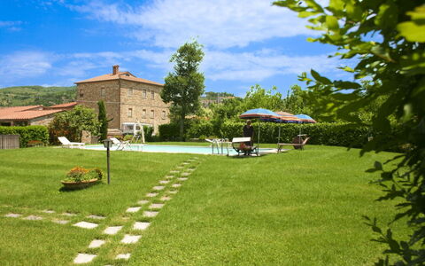 Pozzonovo: Zwembad, Tuin, Gazon, Buitenmeubels, Werf, Backyard, Voedsel, Park, Buitentafel, Villa