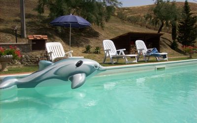 Podere Bellosguardo: Water, Eigendom, Fabriek, Zwembad, Paraplu, Azure, Buitenmeubels, Stoel, Ligstoel, Schaduw