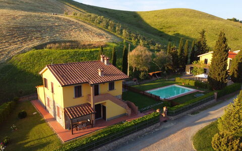 Villa Alabastro: Fabriek, Gebouw, Venster, Lucht, Berg, Natuurlijk Landschap, Land Lot, Huis, Verblijf, Gras