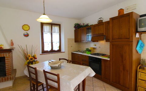 Villa Alabastro: Kamer, Meubilair, Eigendom, Gebouw, Keuken, Cabinetry, Countertop, Interieur Ontwerp, Huis, Tafel