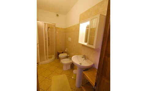 Villa Alabastro: Eigendom, Kamer, Badkamer, Gebouw, Verdieping, Huis, Interieur Ontwerp, Onroerend Goed, Architectuur, Wastafel In De Badkamer