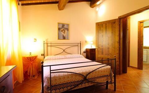 Le Balze: Slaapkamer, Bed, Kamer, Meubilair, Eigendom, Bed Frame, Laken, Gebouw, Interieur Ontwerp, Plafond