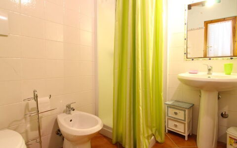 Le Balze: Badkamer, Eigendom, Kamer, Interieur Ontwerp, Gordijn, Muur, Toilet, Onroerend Goed, Badkamer Accessoire, Loodgieterswerkinrichting