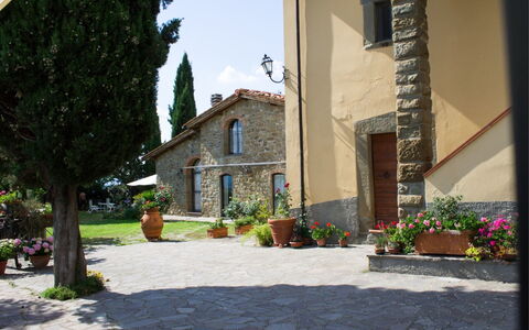 La Greppia: Fabriek, Gebouw, Lucht, Bloempot, Weg Oppervlak, Architectuur, Boom, Buurt, Huis, Kamerplant
