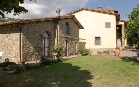 La Greppia: Fabriek, Lucht, Venster, Eigendom, Gebouw, Boom, Huis, Land Lot, Deur, Wolk