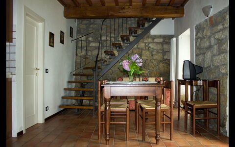 La Greppia: Kamer, Meubilair, Gebouw, Eigendom, Verdieping, Interieur Ontwerp, Huis, Houten Vloer, Hardwood, Tafel