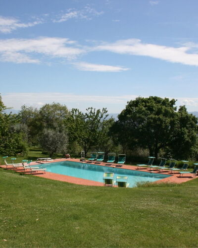 Agriturismo Bevignano: Wolk, Lucht, Fabriek, Zwembad, Natuurlijk Landschap, Water, Boom, Land Lot, Zwemwater, Schaduw