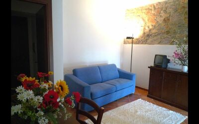 Il Fontanile: Kamer, Meubilair, Woonkamer, Eigendom, Bankstel, Interieur Ontwerp, Huis, Gebouw, Tafel, Onroerend Goed