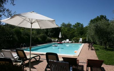 Santa Maria: Water, Lucht, Eigendom, Zwembad, Meubilair, Paraplu, Fabriek, Stoel, Azure, Schaduw