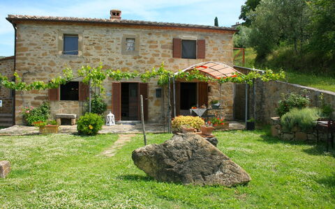 San Eusebio: Fabriek, Gebouw, Venster, Lucht, Wolk, Land Lot, Huis, Vegetation, Deur, Gras