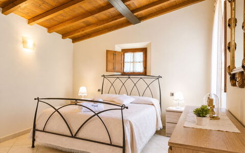 Pieve di Sant Ippolito: Meubilair, Interieur Ontwerp, Bed, Plafond, Flooring, Slaapkamer, Verdieping, Bed Frame, Huis, Kamer