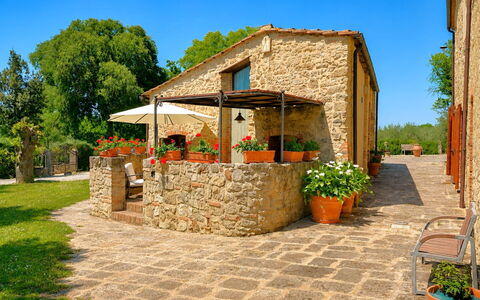 Pieve di Sant Ippolito: Tuin, Verblijf, Boerderij, Schaduw, Landscaping, Landgoed, Werf, Backyard, Stenen Muur, Hacienda