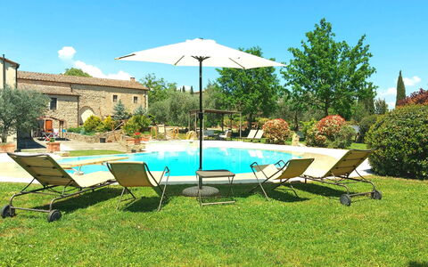 Pieve di Sant Ippolito: Fabriek, Water, Eigendom, Lucht, Plantengemeenschap, Gebouw, Zwembad, Schaduw, Boom, Azure