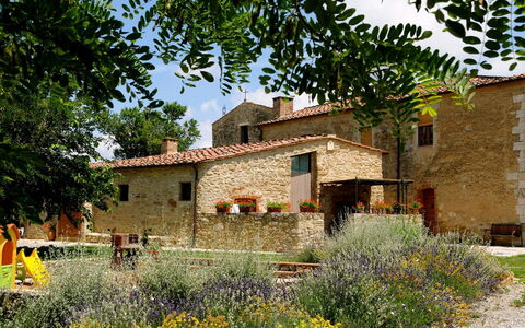 Pieve di Sant Ippolito: Fabriek, Gebouw, Lucht, Venster, Huis, Boom, Vegetation, Land Lot, Gras, Biome