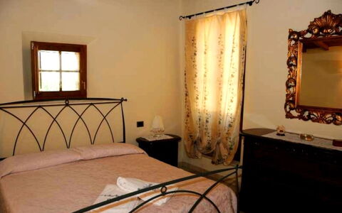 Pieve di Sant Ippolito: Slaapkamer, Kamer, Bed, Meubilair, Eigendom, Laken, Bed Frame, Interieur Ontwerp, Bedding, Matras