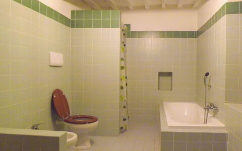 Casa Rossa: Badkamer, Loodgieterswerkinrichting, Flooring, Muur, Verdieping, Interieur Ontwerp, Wastafel In De Badkamer, Toilet, Kraan, Tegel