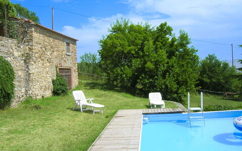 Casa Rossa: Zwembad, Meubilair, Boerderij, Verblijf, Tuin, Stoel, Backyard, Buitenmeubels, Schaduw, Landgoed