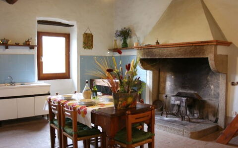 Casa Rossa: Kamer, Eigendom, Meubilair, Interieur Ontwerp, Gebouw, Plafond, Huis, Verdieping, Woonkamer, Tafel