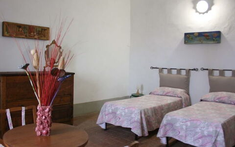 Casa Rossa: Kamer, Meubilair, Eigendom, Slaapkamer, Bed, Interieur Ontwerp, Tafel, Verdieping, Huis, Gebouw