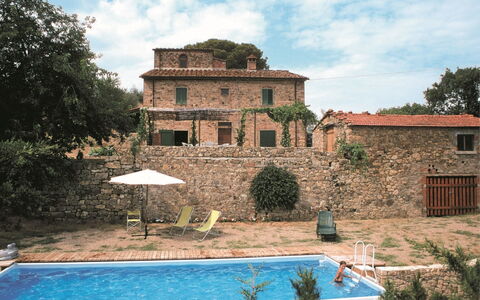 Casa Rossa: Water, Fabriek, Wolk, Lucht, Gebouw, Natuur, Boom, Zwembad, Venster, Woongebied
